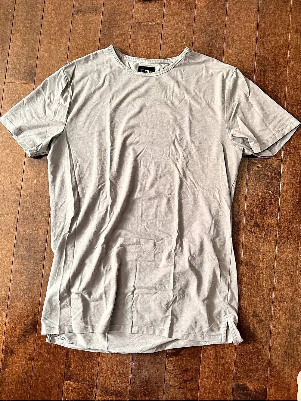 Cuts Split-Hem Short Sleeve Tee in Gray